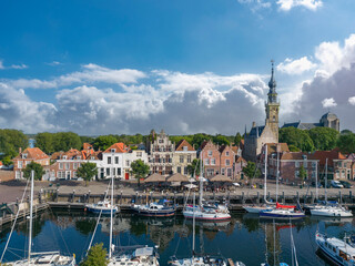 Luftaufnahme des Jachthafens und des historischen Rathauses von Veere. Provinz Zeeland in den Niederlanden