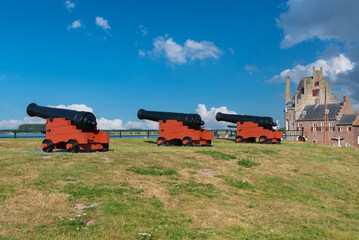 Fototapeta na wymiar Kanonen der historischen Stadtbefestigung Campveerse Toren in Veere. Provinz Zeeland in den Niederlanden