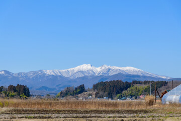 Fototapeta premium 春を待つ蔵王と宮城の田園地帯 