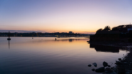 Ciudad de noche vista desde el mar 