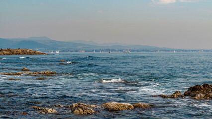 Cotes rocheuses par un jour venteux