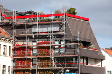 Baugerüst, Hausfassade, Modernes Wohngebäude, Baustelle, Herbst, Bremen, Deutschland