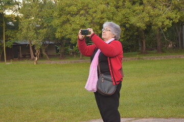 Abuelita tomando fotos con el celular - obrazy, fototapety, plakaty