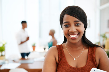 Obraz premium Wed love to show you what we do. Portrait of a confident young businesswoman working in a modern office with her colleagues in the background.