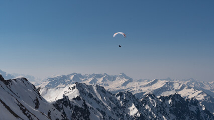 Fototapeta na wymiar Ein Gleitschirmflieger über den Allgäuer Alpen (Deutschland)