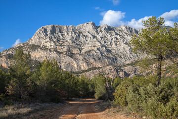 the Sainte Victoire mountain seen from the Cengle plateau