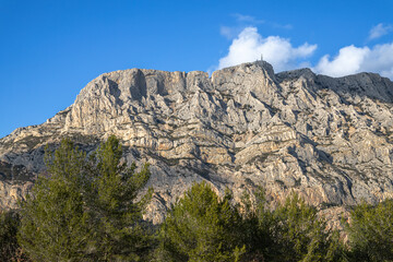 Fototapeta na wymiar the Sainte Victoire mountain seen from the Cengle plateau