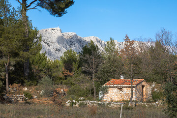 the Sainte Victoire mountain seen from the Cengle plateau
