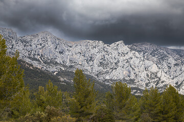 the Sainte Victoire mountain seen from the Cengle plateau