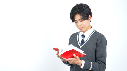本を読む男子学生