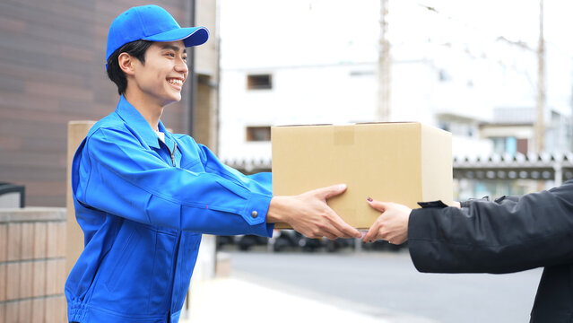 荷物を手渡す作業員　宅配便　デリバリースタッフ