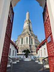 Fototapeta premium Impressive architectural details of Wat Arun (The Temple of Dawn) in Bangkok