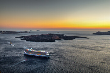 cruise boat at sunset over caldera volcano in santorini - obrazy, fototapety, plakaty