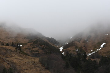 Les montagnes du sancy au mont dore en auvergne en france pendant l'hiver 