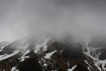 Les montagnes du sancy au mont dore en auvergne en france pendant l'hiver 
