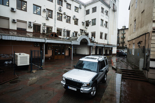 Ivano-Frankivsk, Ukraine - March, 2023: Land Rover Discovery 2 in rainy day in citty street.