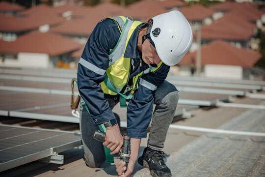 Electromechanical Solar Panel Technician Install, Assemble Photovoltaic Systems On Roof Based On Site Assessment And Schematic Design. Energy Efficiency Efforts Promote Future Sustainable Development.