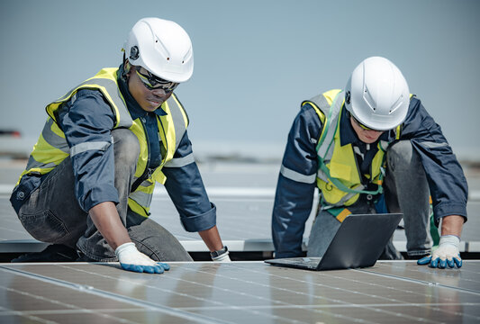 Electromechanical Solar Panel Technician Install, Assemble Photovoltaic Systems On Roof Based On Site Assessment And Schematic Design. Energy Efficiency Efforts Promote Future Sustainable Development.