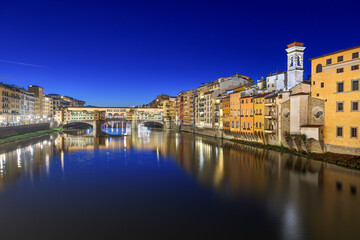 Fototapeta na wymiar Florence, Italy at the Ponte Vecchio Bridge crossing the Arno River