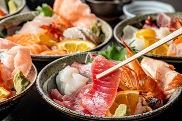 新鮮な魚介がのった海鮮丼