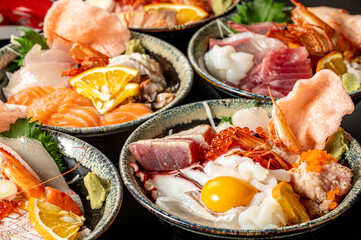 新鮮な魚介がのった海鮮丼