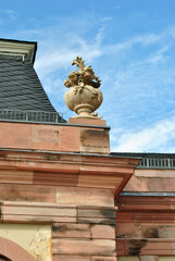 Obraz premium Decorative Carved Stone Urn on Old Stone Building seen against Blue Sky 