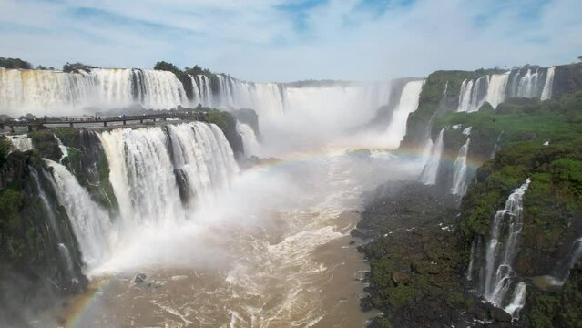 Vista panor&aacute;mica de la garganta del diablo en puerto de Iguaz&uacute; brasil un d&iacute;a soleado