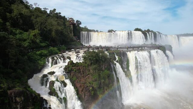 Cataratas del Iguaz&uacute; dron lado Brasilero con arco&iacute;ris 