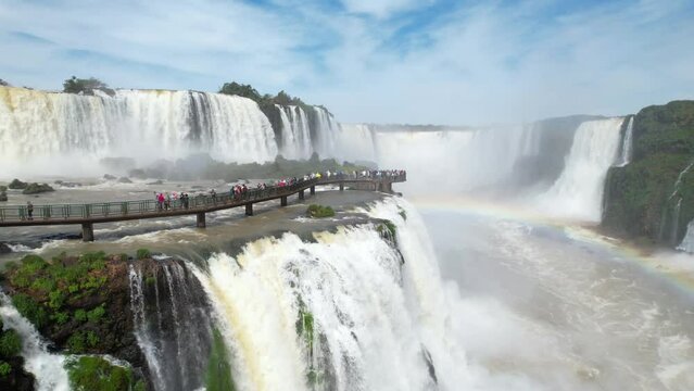 Cataratas del iguaz&uacute; en dia turistico soleado desde el lado de brasil visto con un drone 
