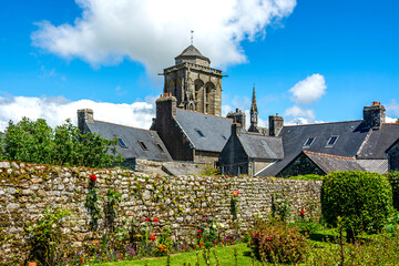 Fototapeta na wymiar L'église Saint Ronan de Locronan labellisé un des plus beaux villages de France. département du Finistere . Bretagne. France 