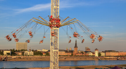 Kettenkarussel auf der Rheimkirmes in Düsseldorf mit Blick zur Altstadt