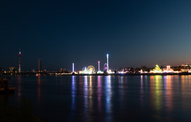 Rheinkirmes in Düsseldorf am Abend