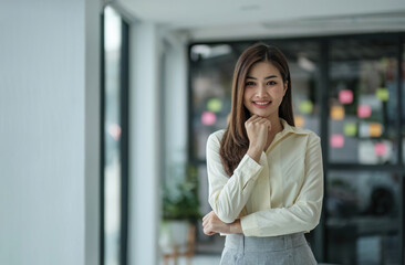 Obraz premium Beautiful Asian businesswoman crossed arms at the office looking at the camera.
