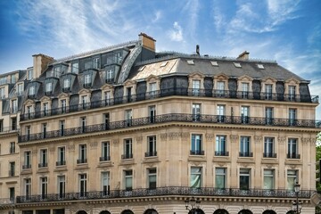 Fototapeta na wymiar Paris, beautiful building avenue de l Opera