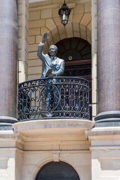 statue depicting Nelson Mandela making his freedom speech, Cape Town
