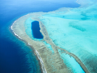 Barrière de corail et lagon bleu  © Julien