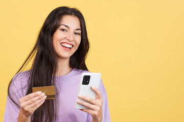 Naklejka premium Caucasian woman using the mobile and card to shopping online