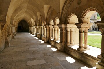 La galerie du cloitre de l’abbaye de Fontenay 