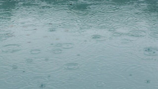 gouttes de pluies tombant sur le sol