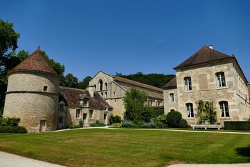 Fototapeta na wymiar Le pigeonnier, le chenil, l’église abbatiale et le logis des abbés de l’abbaye de Fontenay