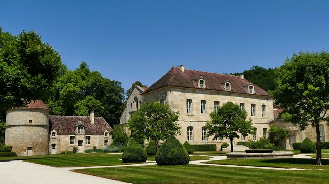 Le pigeonnier, le chenil, l&rsquo;&eacute;glise abbatiale et le logis des abb&eacute;s de l&rsquo;abbaye de Fontenay