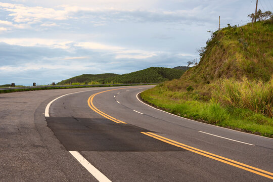 Curve on the Paraty-Cunha road. Gold Path (Caminho do Ouro) or Royal Road (Estrada Real). Cunha, Sao Paulo, Brazil.