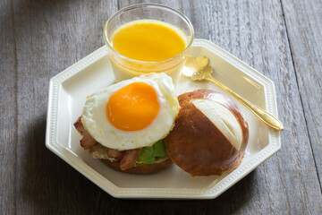 プレッツェルバンズと卵焼きの朝食プレート