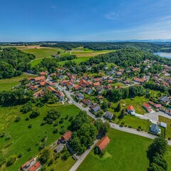Ausblick auf Mundraching im oberbayerischen Lechtal im Sommer