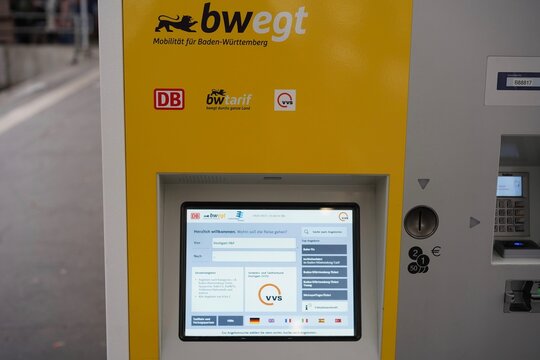 bwegt Fahrscheinautomat im Hauptbahnhof von Stuttgart am 19.03.2023
