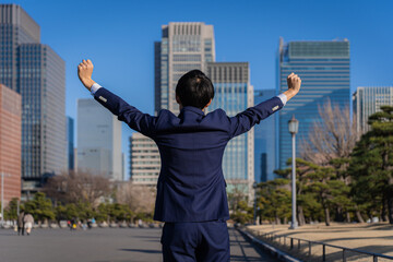 両手を上げるビジネスマン