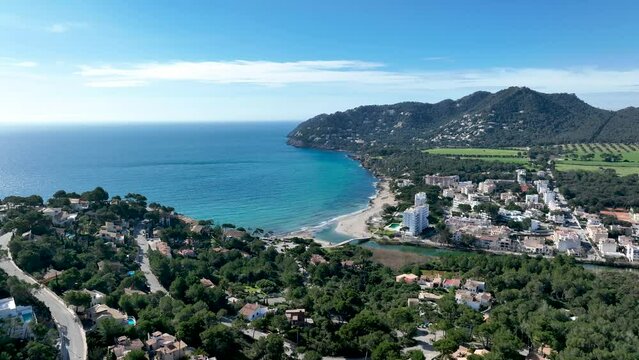 Playa de arena blanca y aguas azules (Canyamel - Mallorca)