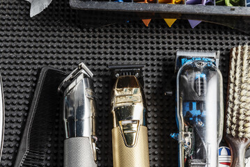 Blades, brushes and hair clippers of various models - obrazy, fototapety, plakaty