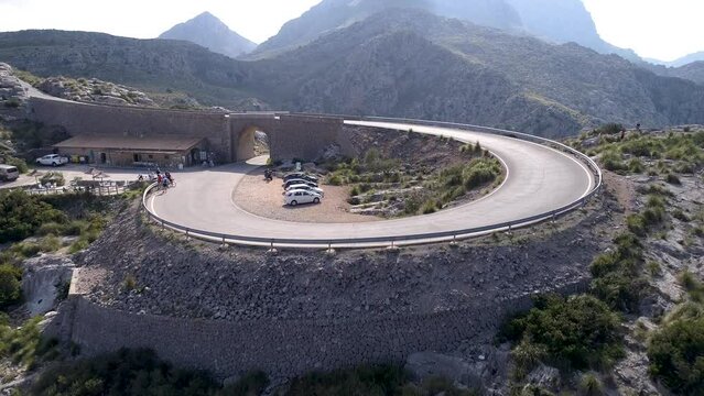 Carretera con forma de nudo de corbata desde el aire (Mallorca)