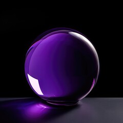 Une sphère en verre violet.